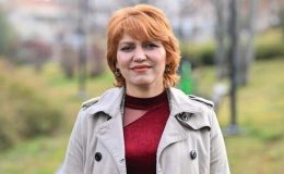 Sahipsiz köpeklerin saldırdığı hemşire canını arabanın önüne atlayarak kurtardı