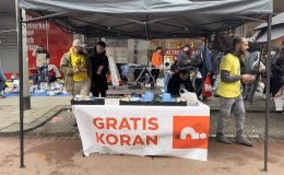 Hollanda’da Kral Günü’nde 15 kentte İslam’ı anlatmak için Kur’an-ı Kerim dağıtıldı