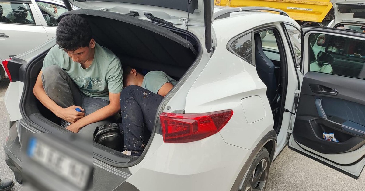Otomobil bagajı ile minibüsten 22 kaçak göçmen çıktı